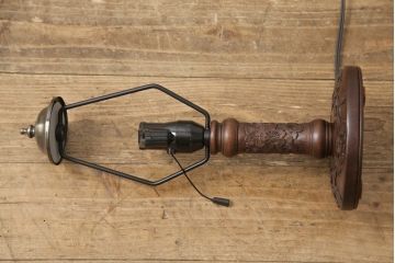 中古　伝統工芸　希少　絶版品　軽井沢彫り　一彫堂　桜の彫が美しく上品なテーブルスタンド(スタンドランプ、デスクスタンド、卓上)(R-057654)