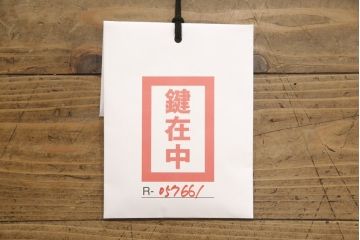 中古　美品　スペイン　真鍮飾り付き　エレガントなデザインが美しい猫脚キャビネット(定価約60万円)(キュリオケース、飾り棚、ガラスケース)(R-057661)