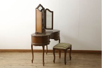 中古　アメリカ　優雅で上品なデザインが目を引くスツール付きドレッサー(鏡台)(R-057665)
