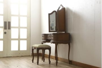 中古　アメリカ　優雅で上品なデザインが目を引くスツール付きドレッサー(鏡台)(R-057665)