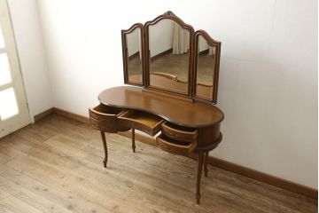 中古　アメリカ　優雅で上品なデザインが目を引くスツール付きドレッサー(鏡台)(R-057665)