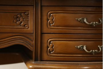 中古　アメリカ　優雅で上品なデザインが目を引くスツール付きドレッサー(鏡台)(R-057665)