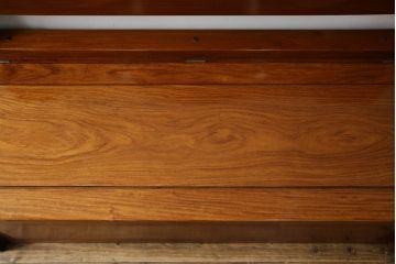 中古　美品　花梨材の温かみのある色合いと木目を楽しめる収納付きベンチ(長椅子、イス、板座チェア)(R-057670)