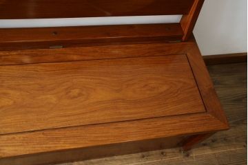 中古　美品　花梨材の温かみのある色合いと木目を楽しめる収納付きベンチ(長椅子、イス、板座チェア)(R-057670)