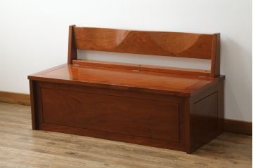 中古　美品　花梨材の温かみのある色合いと木目を楽しめる収納付きベンチ(長椅子、イス、板座チェア)(R-057671)