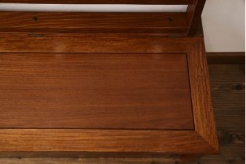 中古　美品　花梨材の温かみのある色合いと木目を楽しめる収納付きベンチ(長椅子、イス、板座チェア)(R-057672)