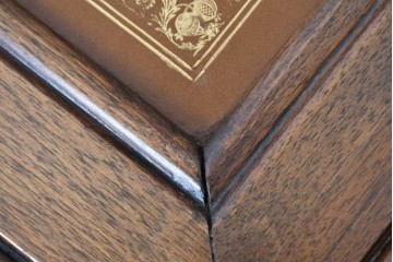 スペインビンテージ　レザートップ　こだわり尽くしたデザインが魅力を放つセンターテーブル　(R-057684)
