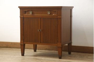 中古　美品　マホガニー材　DREXEL HERITAGE(ドレクセルヘリテイジ)　Triune(トライユン)　上品な佇まいが魅力のナイトテーブル(サイドテーブル、収納棚、キャビネット)(R-057686)