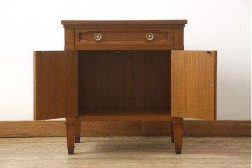 中古　美品　マホガニー材　DREXEL HERITAGE(ドレクセルヘリテイジ)　Triune(トライユン)　上品な佇まいが魅力のナイトテーブル(サイドテーブル、収納棚、キャビネット)(R-057686)