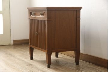 中古　美品　マホガニー材　DREXEL HERITAGE(ドレクセルヘリテイジ)　Triune(トライユン)　上品な佇まいが魅力のナイトテーブル(サイドテーブル、収納棚、キャビネット)(R-057686)