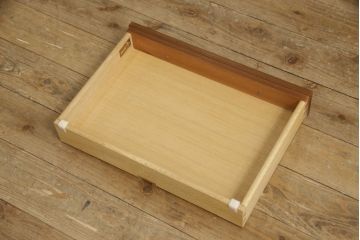 中古　美品　マホガニー材　DREXEL HERITAGE(ドレクセルヘリテイジ)　Triune(トライユン)　上品な佇まいが魅力のナイトテーブル(サイドテーブル、収納棚、キャビネット)(R-057686)