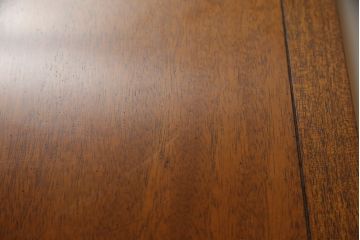 中古　美品　マホガニー材　DREXEL HERITAGE(ドレクセルヘリテイジ)　Triune(トライユン)　上品な佇まいが魅力のナイトテーブル(サイドテーブル、収納棚、キャビネット)(R-057686)