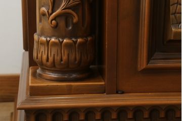 中古　イタリア家具　最高級　素晴らしい彫刻がまるで芸術品!置くだけで目を引く特大サイドボード(キャビネット、カウンターテーブル、収納棚、戸棚)(R-057687)