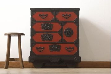 中古　美品　岩谷堂箪笥　金具の黒と朱色のコントラストが鮮やかな朱塗り車箪笥(小箪笥、チェスト、引き出し)(R-057688)