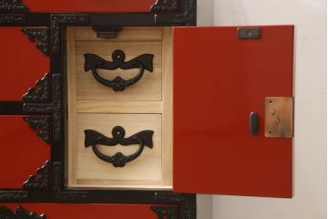 中古　美品　岩谷堂箪笥　金具の黒と朱色のコントラストが鮮やかな朱塗り車箪笥(小箪笥、チェスト、引き出し)(R-057688)