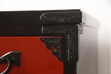 中古　美品　岩谷堂箪笥　金具の黒と朱色のコントラストが鮮やかな朱塗り車箪笥(小箪笥、チェスト、引き出し)(R-057688)