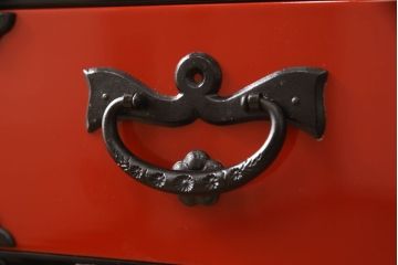 中古　美品　岩谷堂箪笥　金具の黒と朱色のコントラストが鮮やかな朱塗り車箪笥(小箪笥、チェスト、引き出し)(R-057688)