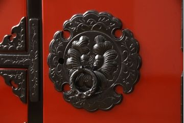 中古　美品　岩谷堂箪笥　金具の黒と朱色のコントラストが鮮やかな朱塗り車箪笥(小箪笥、チェスト、引き出し)(R-057688)