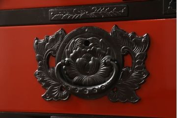 中古　美品　岩谷堂箪笥　金具の黒と朱色のコントラストが鮮やかな朱塗り車箪笥(小箪笥、チェスト、引き出し)(R-057688)