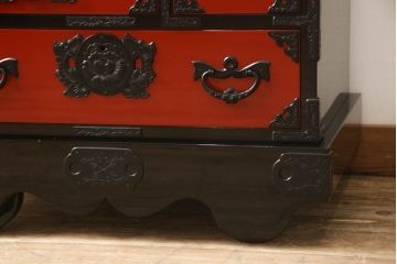 中古　美品　岩谷堂箪笥　金具の黒と朱色のコントラストが鮮やかな朱塗り車箪笥(小箪笥、チェスト、引き出し)(R-057688)