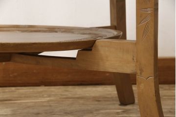 和製ビンテージ　軽井沢彫り　笹の葉の彫がアクセントになったトレー(お盆)付きサイドテーブル(ナイトテーブル、ヴィンテージ)(R-057691)