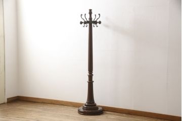 中古　カリモク家具(karimoku)　クラシカルな雰囲気を醸し出すポールハンガー(ホールハンガー、コートハンガー、帽子掛け、店舗什器)(R-057692)