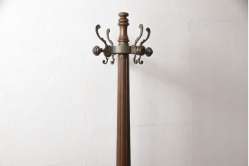 中古　カリモク家具(karimoku)　クラシカルな雰囲気を醸し出すポールハンガー(ホールハンガー、コートハンガー、帽子掛け、店舗什器)(R-057692)