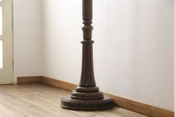 中古　カリモク家具(karimoku)　クラシカルな雰囲気を醸し出すポールハンガー(ホールハンガー、コートハンガー、帽子掛け、店舗什器)(R-057692)