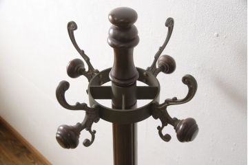 中古　カリモク家具(karimoku)　クラシカルな雰囲気を醸し出すポールハンガー(ホールハンガー、コートハンガー、帽子掛け、店舗什器)(R-057692)