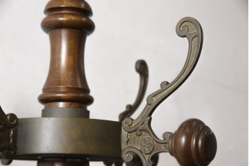 中古　カリモク家具(karimoku)　クラシカルな雰囲気を醸し出すポールハンガー(ホールハンガー、コートハンガー、帽子掛け、店舗什器)(R-057692)