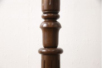 中古　カリモク家具(karimoku)　クラシカルな雰囲気を醸し出すポールハンガー(ホールハンガー、コートハンガー、帽子掛け、店舗什器)(R-057692)