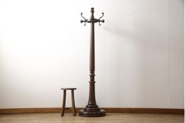 中古　カリモク家具(karimoku)　クラシカルな雰囲気を醸し出すポールハンガー(ホールハンガー、コートハンガー、帽子掛け、店舗什器)(R-057692)