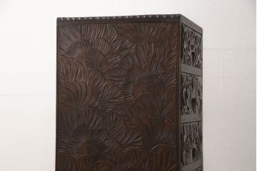 中古　日光彫り　細部まで細やかな彫刻が印象的な、珍しい縦型のチェスト(引き出し、小物収納)(R-057693)
