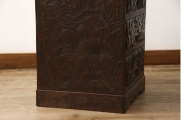 中古　日光彫り　細部まで細やかな彫刻が印象的な、珍しい縦型のチェスト(引き出し、小物収納)(R-057693)