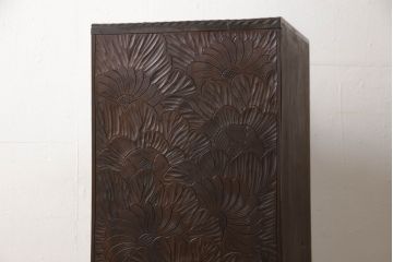 中古　日光彫り　細部まで細やかな彫刻が印象的な、珍しい縦型のチェスト(引き出し、小物収納)(R-057693)