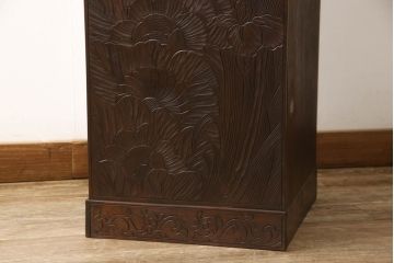 中古　日光彫り　細部まで細やかな彫刻が印象的な、珍しい縦型のチェスト(引き出し、小物収納)(R-057693)