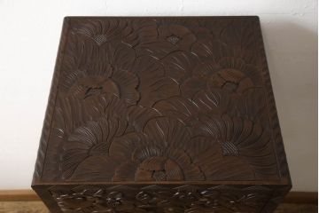 中古　日光彫り　細部まで細やかな彫刻が印象的な、珍しい縦型のチェスト(引き出し、小物収納)(R-057693)