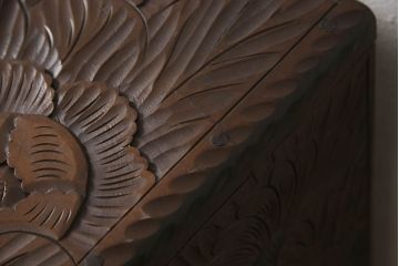 中古　日光彫り　細部まで細やかな彫刻が印象的な、珍しい縦型のチェスト(引き出し、小物収納)(R-057693)