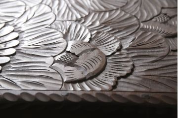 中古　日光彫り　細部まで細やかな彫刻が印象的な、珍しい縦型のチェスト(引き出し、小物収納)(R-057693)