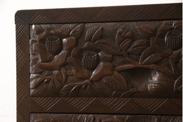 中古　日光彫り　細部まで細やかな彫刻が印象的な、珍しい縦型のチェスト(引き出し、小物収納)(R-057693)