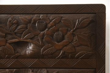 中古　日光彫り　細部まで細やかな彫刻が印象的な、珍しい縦型のチェスト(引き出し、小物収納)(R-057693)