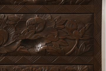 中古　日光彫り　細部まで細やかな彫刻が印象的な、珍しい縦型のチェスト(引き出し、小物収納)(R-057693)