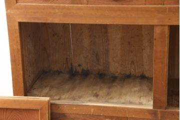 和製アンティーク　前面ケヤキ材・ヒノキ材　和の雰囲気を盛り上げる重ね水屋箪笥(食器棚、戸棚、収納棚、キャビネット)(R-057696)