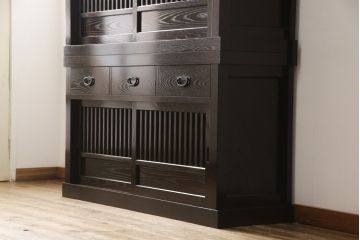 中古　美品　高級品!　国産工芸家具　南部箪笥　タモ材　重厚感ある佇まいの漆塗り重ね水屋箪笥(定価176万円)(食器棚、和風食器棚、収納棚、戸棚)(R-057699)