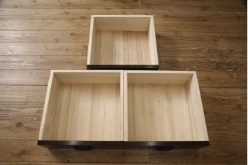 中古　美品　高級品!　国産工芸家具　南部箪笥　タモ材　重厚感ある佇まいの漆塗り重ね水屋箪笥(定価176万円)(食器棚、和風食器棚、収納棚、戸棚)(R-057699)