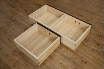 中古　美品　高級品!　国産工芸家具　南部箪笥　タモ材　重厚感ある佇まいの漆塗り重ね水屋箪笥(定価176万円)(食器棚、和風食器棚、収納棚、戸棚)(R-057699)