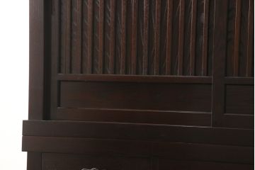 中古　美品　高級品!　国産工芸家具　南部箪笥　タモ材　重厚感ある佇まいの漆塗り重ね水屋箪笥(定価176万円)(食器棚、和風食器棚、収納棚、戸棚)(R-057699)