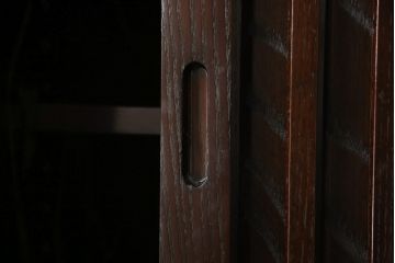 中古　美品　高級品!　国産工芸家具　南部箪笥　タモ材　重厚感ある佇まいの漆塗り重ね水屋箪笥(定価176万円)(食器棚、和風食器棚、収納棚、戸棚)(R-057699)