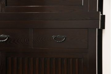 中古　美品　高級品!　国産工芸家具　南部箪笥　タモ材　重厚感ある佇まいの漆塗り重ね水屋箪笥(定価176万円)(食器棚、和風食器棚、収納棚、戸棚)(R-057699)
