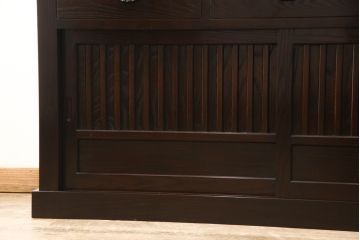 中古　美品　高級品!　国産工芸家具　南部箪笥　タモ材　重厚感ある佇まいの漆塗り重ね水屋箪笥(定価176万円)(食器棚、和風食器棚、収納棚、戸棚)(R-057699)